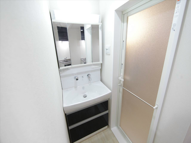 洗面設備　脱衣所　独立洗面台（シャンプードレッサー付）収納スペース有
