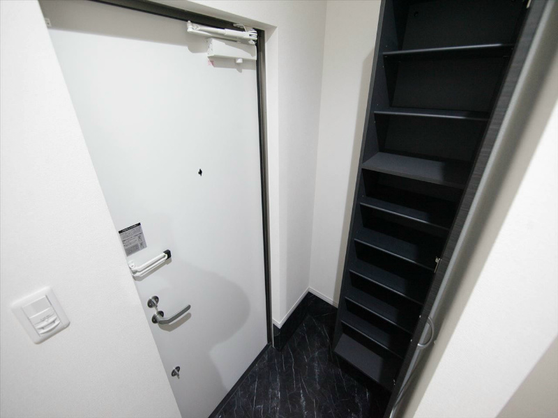 玄関　玄関　シューズボックス　姿見鏡付き（収納充実してます）