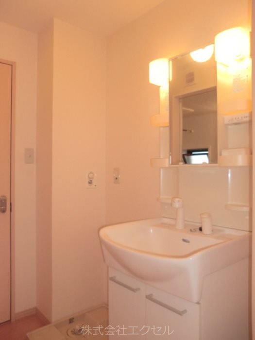 洗面設備　朝の忙しい時に便利な洗面台です。（同建物別室の画像です）