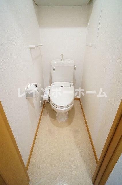 トイレ　落ち着いた色調のトイレです