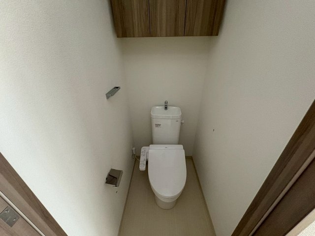 トイレ　落ち着いた色調のトイレです