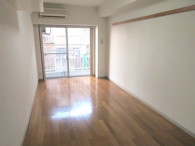 居室・リビング　1階別室の参考写真です。現況を優先します。(103)