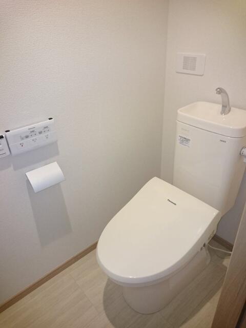 トイレ　落ち着いた色調のトイレです