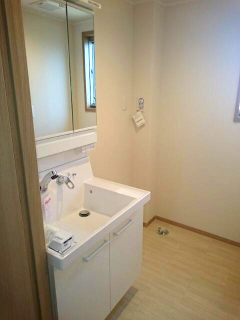 洗面設備　独立洗面台、朝の身支度には欠かせません