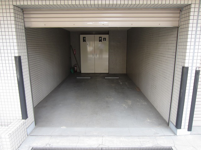 駐車場　シャッター付ビルトイン駐車場に空きあり！