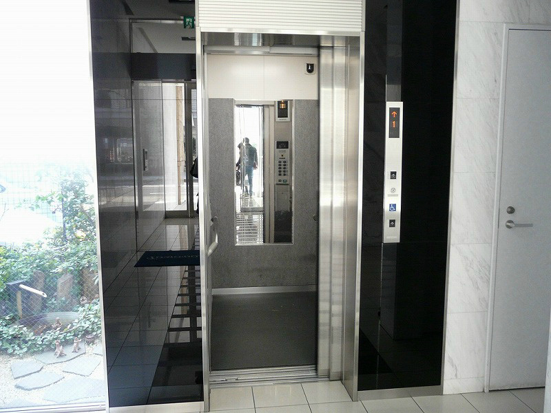 ロビー　防犯カメラあり