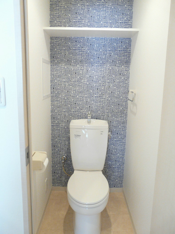 トイレ　上部に便利な棚がついてます