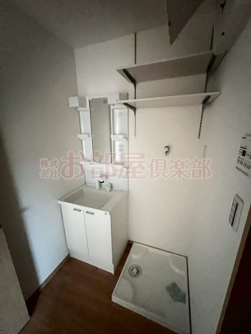 洗面設備　明るい洗面所です