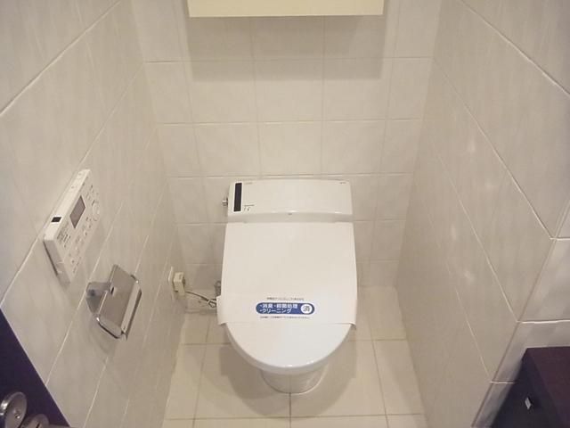 トイレ　タンクレスタイプのトイレ（ウォシュレット付き）