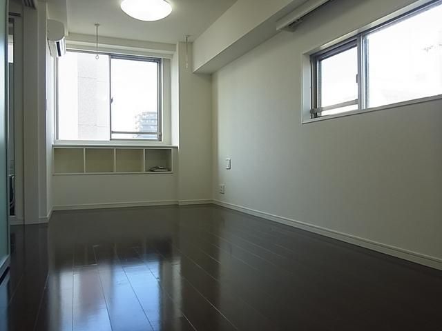 居室・リビング　角住戸につき２面採光で明るいリビング