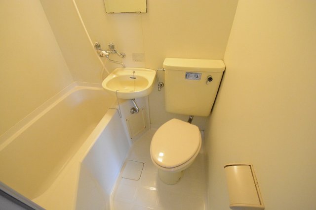 トイレ　浴室内にトイレがあります♪