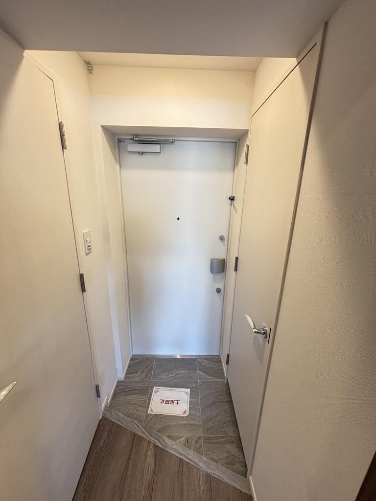 玄関　同間取り別部屋の写真です