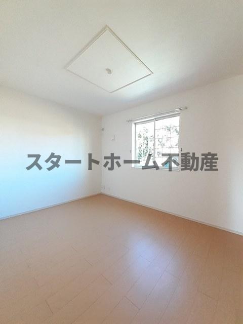 その他部屋・スペース　開放的な寝室です