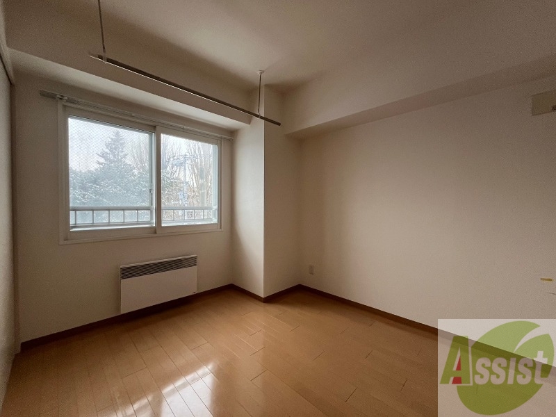 その他部屋・スペース　寝室はこちらです。光が差し込む、温かみのあるお部屋です。