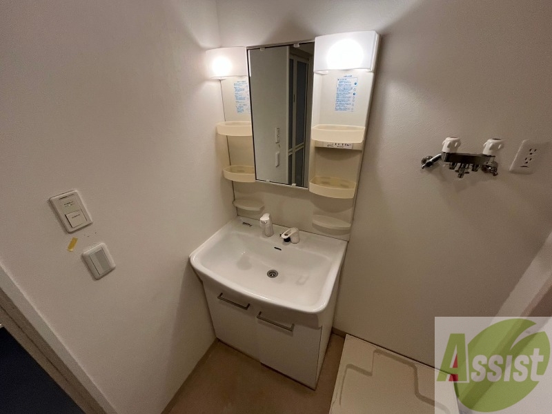 洗面設備　独立洗面台です。大きくてよいですね。シャンプーもできます。