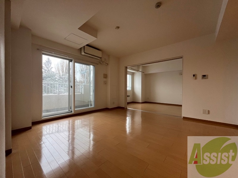 居室・リビング　リビングです。戸を開けるとより開放的ですね。