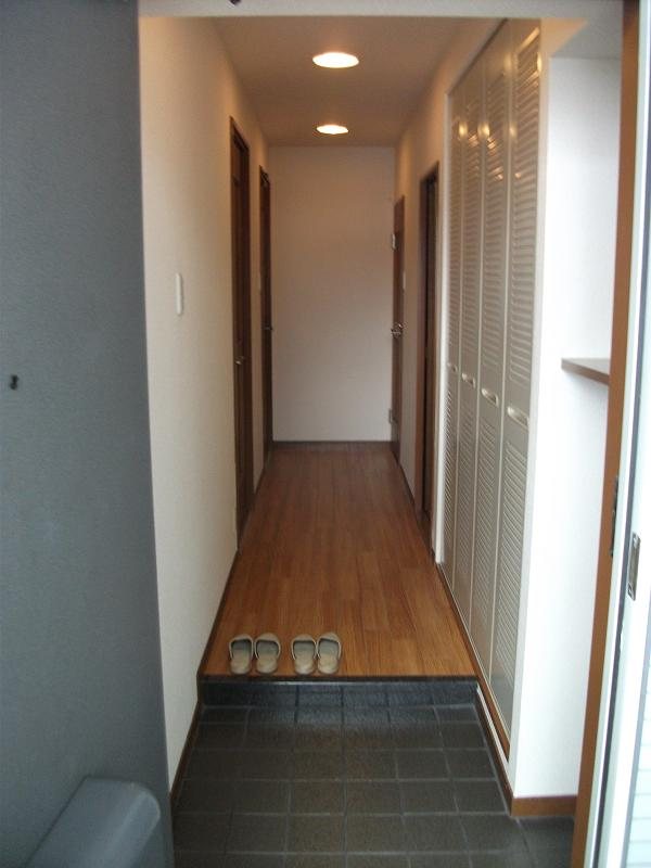 玄関　※同タイプ・別号室の参考写真です★（実際のお部屋とは異なりま