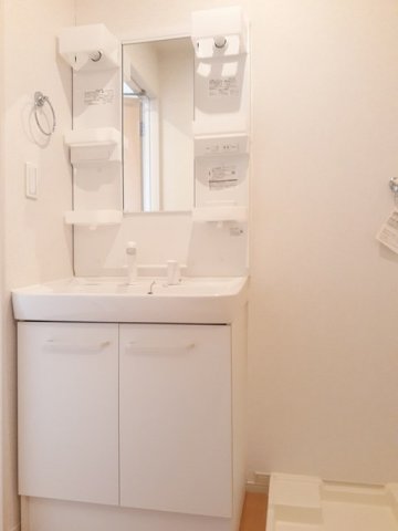 洗面設備　ゆったりとスペースのある洗面所