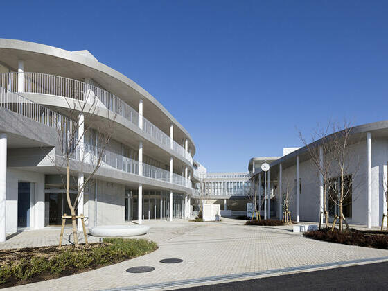 中学校　流山市立おおたかの森中学校（中学校）まで464m