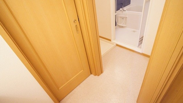 洗面設備　明るい洗面所です