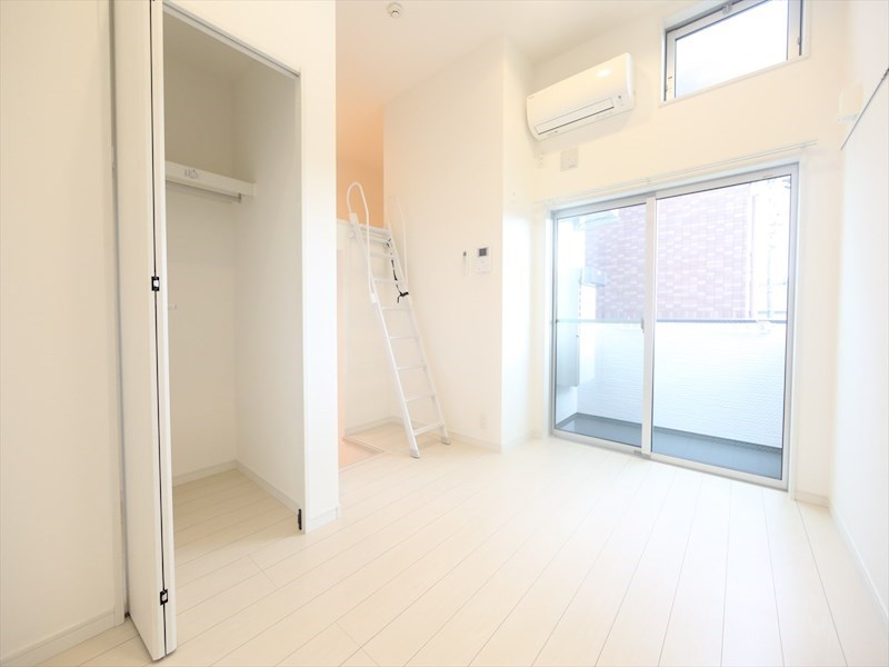 バルコニー　洋室5.7帖　ロフト4.7帖（収納でも使えます）