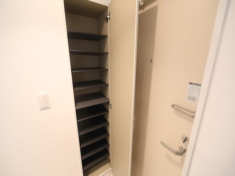 玄関　玄関　シューズボックス付（収納充実してます）