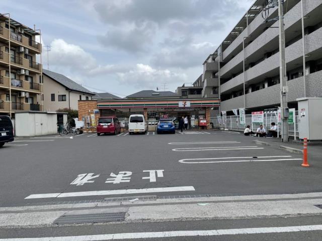 コンビニ　セブンイレブン（コンビニ）まで676m