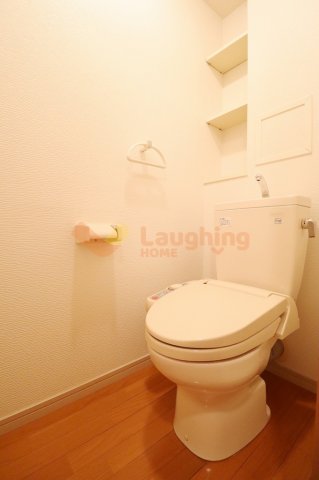 トイレ　落ち着いた色調のトイレです