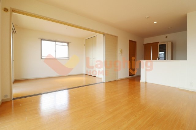 居室・リビング　ゆったりとしたリビングです※反転タイプになります。