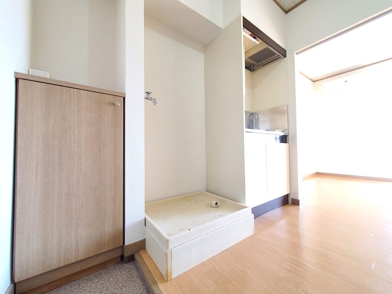 玄関　※101号室の画像です。