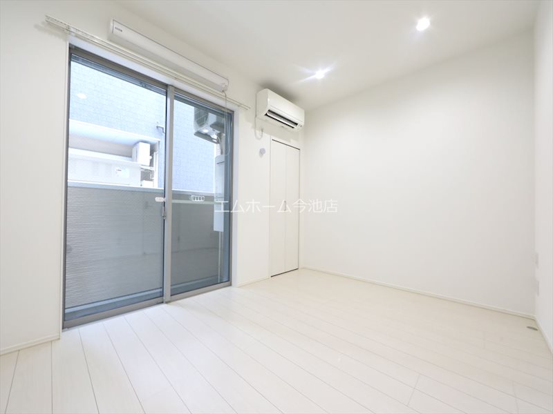 その他　洋室6.1帖　エアコン付　収納充実しています