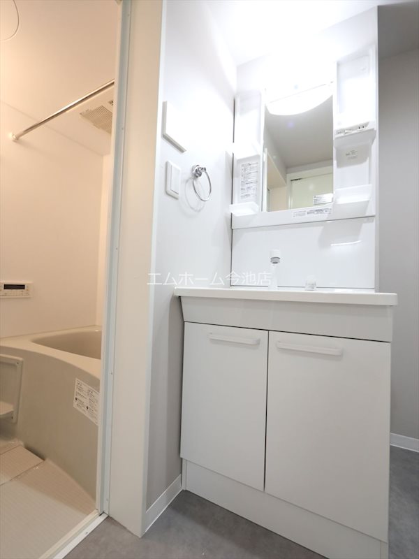 洗面設備　脱衣所　独立洗面台（シャンプードレッサー付）