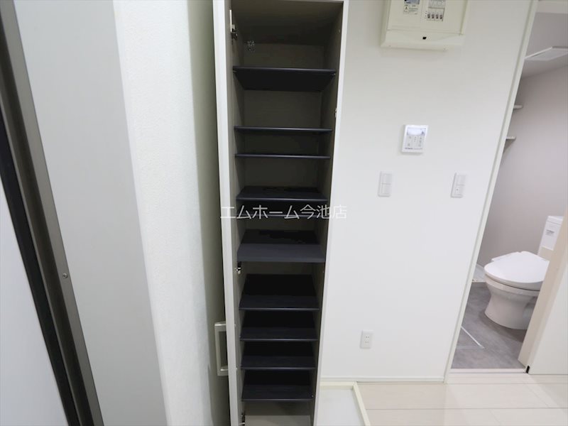 玄関　玄関（シューズボックス充実）