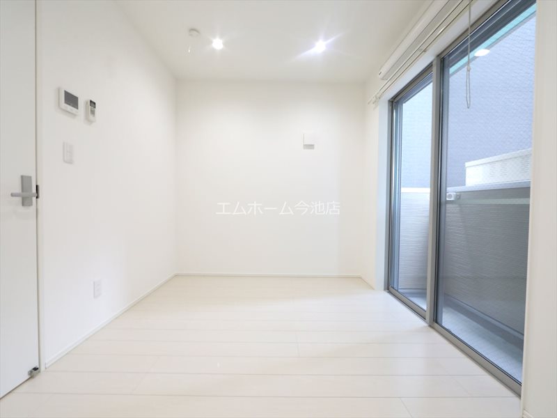 バルコニー　洋室6.1帖　エアコン付　収納充実しています