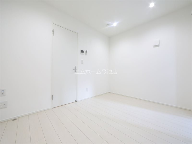 居室・リビング　洋室6.1帖　エアコン付　収納充実しています