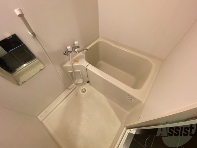 バス・シャワールーム　バスルームは狭すぎず、シャワーも浴びやすそうです。