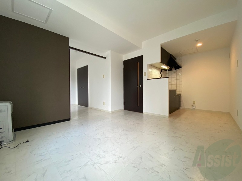 居室・リビング　白さが清潔感を出してくれます。お部屋も明るいですね。