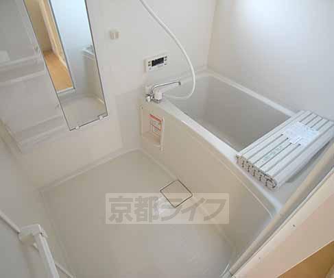 バス・シャワールーム　ゆったりしたバスルーム。