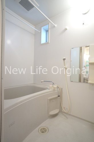 バス・シャワールーム　お洗濯物を掛けられるランドリーパイプが２本設置されています☆