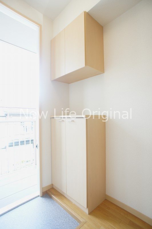 玄関　上下に分かれたシューズボックス設置済み。雑貨など飾ったりでき