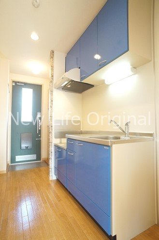 キッチン　ブルーのパネルが印象的なキッチンです☆