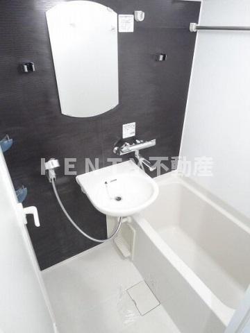 バス・シャワールーム　コンパクトで使いやすいお風呂です