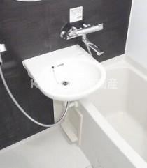 洗面設備　明るい洗面所です