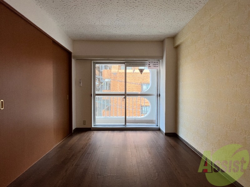 その他部屋・スペース　６帖の洋室のお部屋もあります。寝室にしましょう。