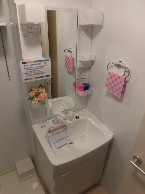 洗面設備　シャワー付き洗髪洗面化粧台あり