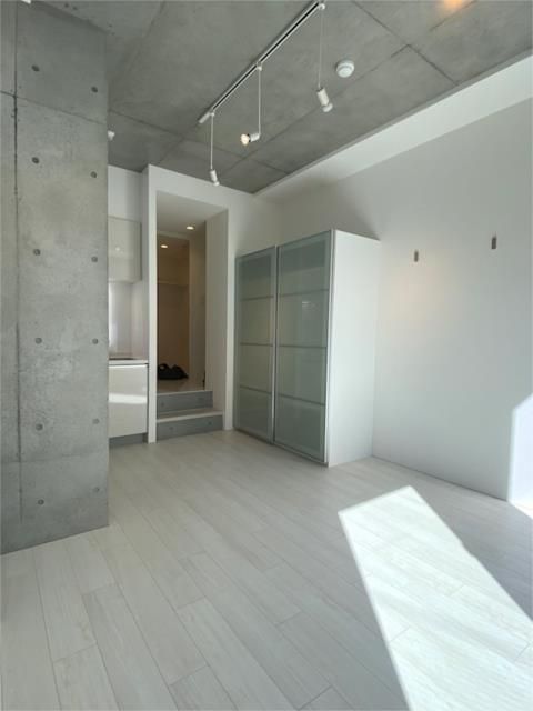 居室・リビング　【洋室】■２面採光■内装コンクリート■ダウンライト