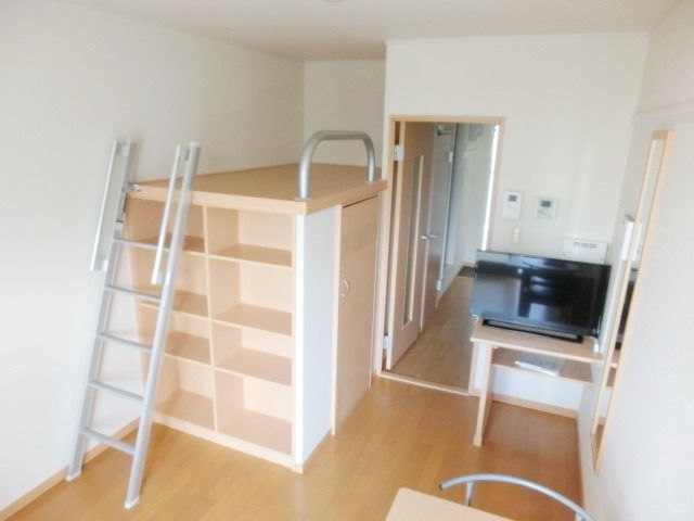 居室・リビング　ベッドスペースの下が収納になっております