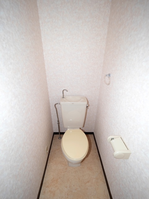 トイレ　落ち着いた色調のトイレです