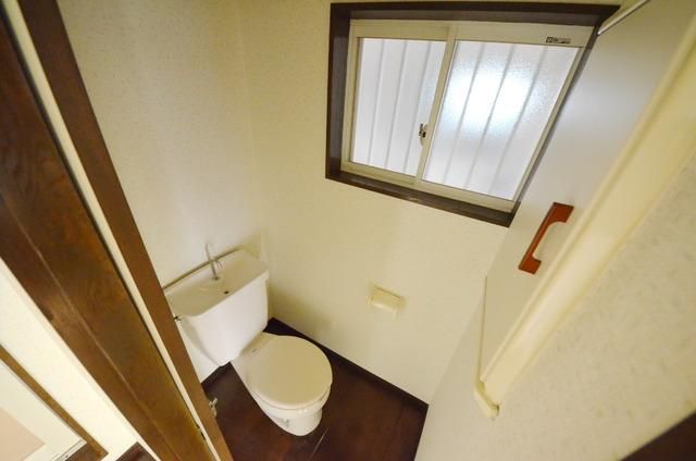 トイレ　小窓付きお手洗い