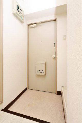 玄関　参考写真（同物件別部屋）